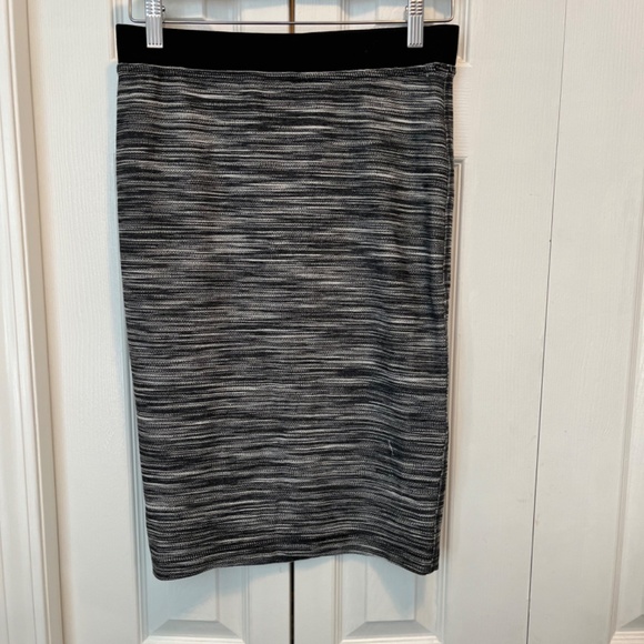 Trina Turk size S pull-up skirt - Picture 2 of 9